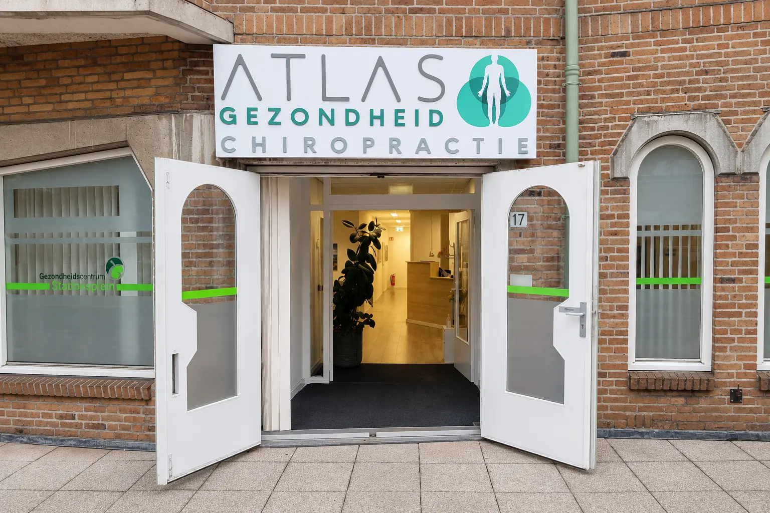 Ingang van Atlas Gezondheid Dordrecht aan het Stationsplein